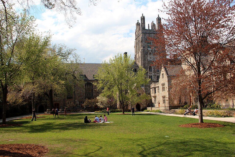 봄날 예일 대학교 브랜퍼드 칼리지 안뜰과 하크니스 타워