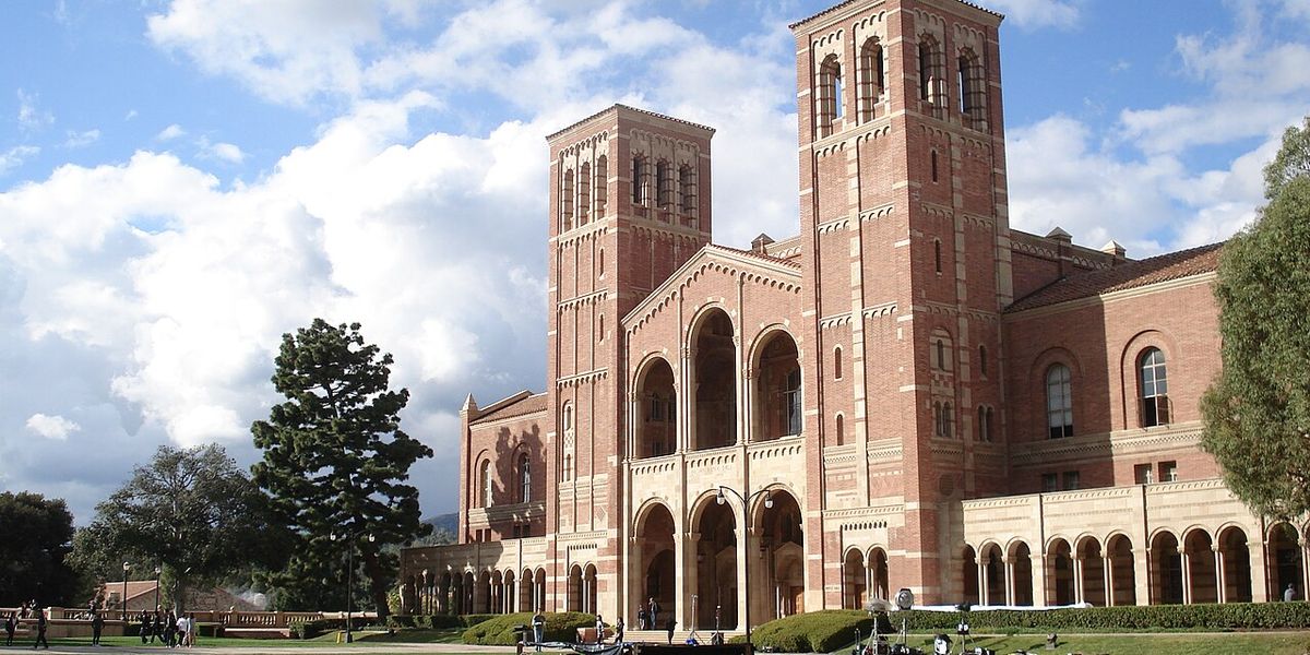 UCLA 파월 도서관 사진